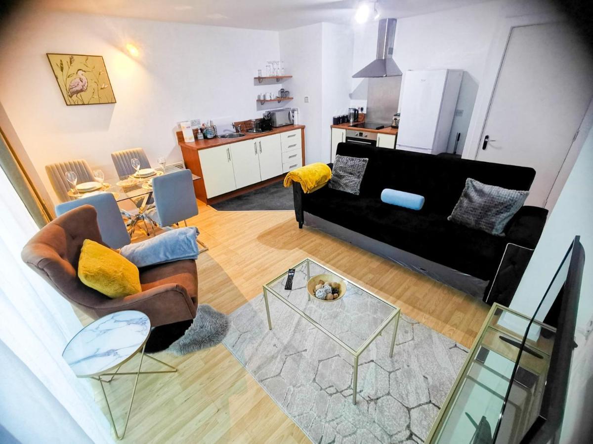 Lovely 2-Bedroom Apartment, Free Parking Манчестер Экстерьер фото