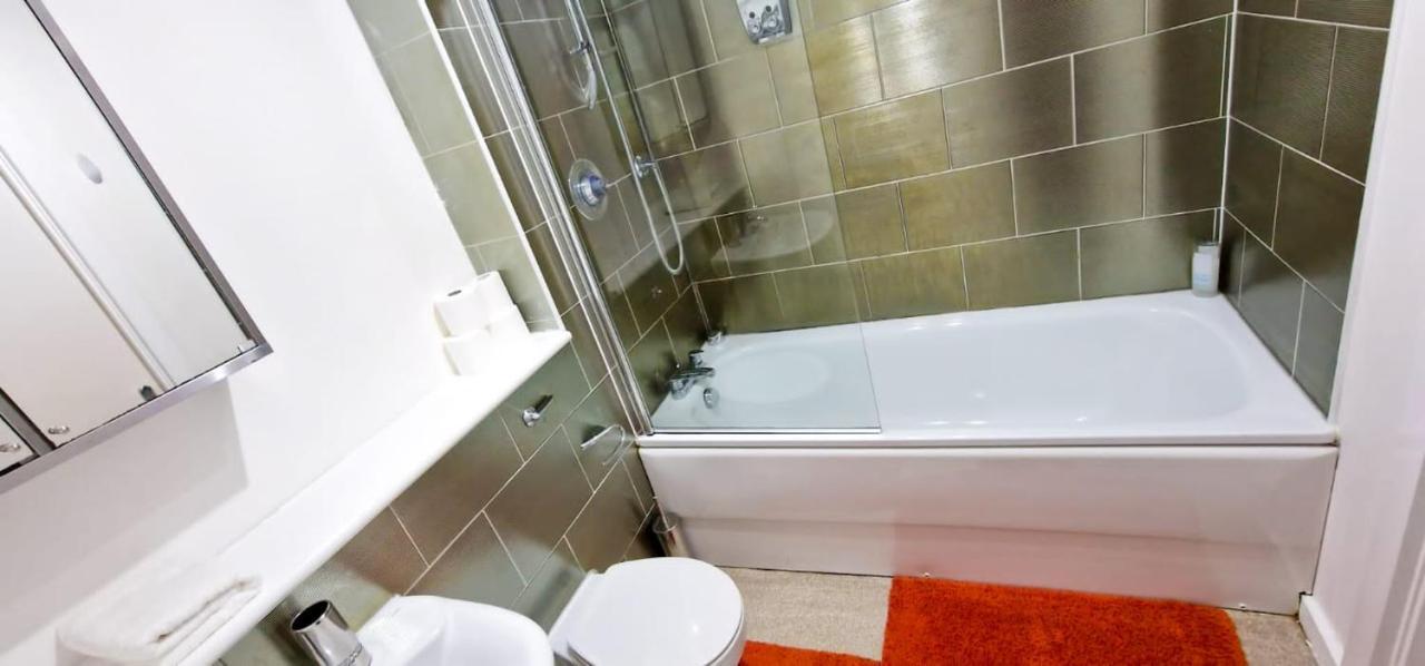 Lovely 2-Bedroom Apartment, Free Parking Манчестер Экстерьер фото