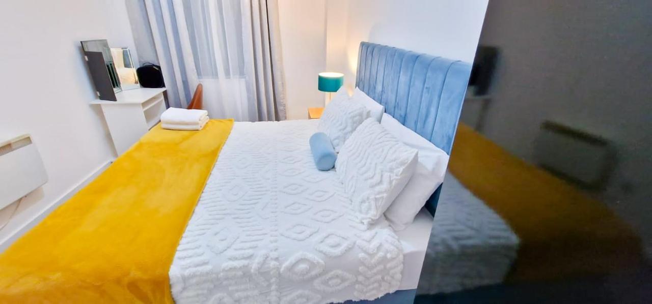 Lovely 2-Bedroom Apartment, Free Parking Манчестер Экстерьер фото
