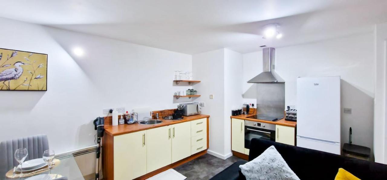 Lovely 2-Bedroom Apartment, Free Parking Манчестер Экстерьер фото
